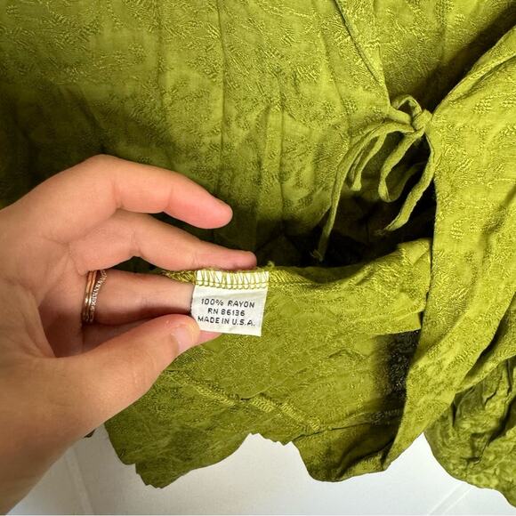 Bryn Walker Green Textured Rayon Lightweight Tie Front Blouse Top Size Medium - Picture 5 of 6